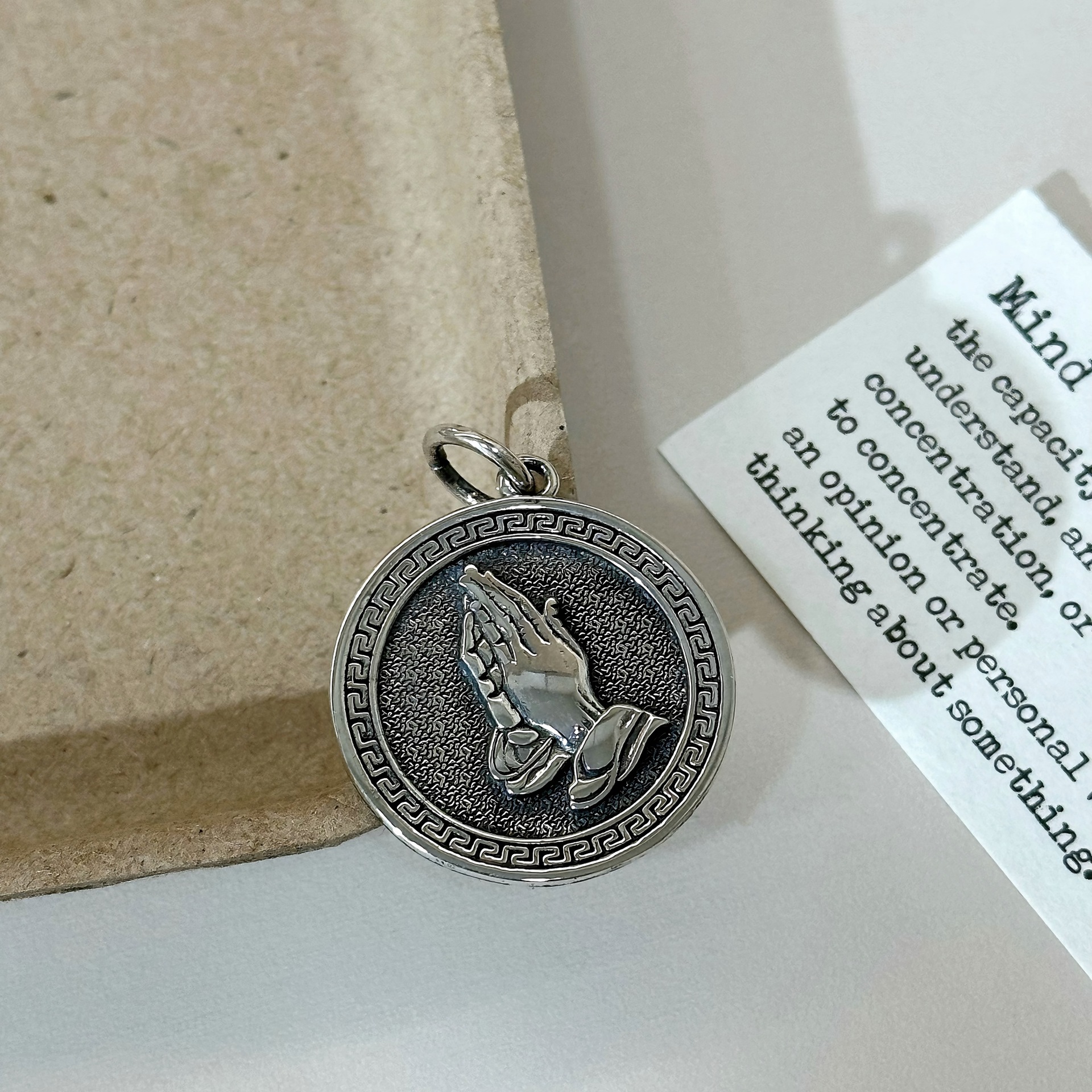 S925纯银祈祷之手吊坠项链街头个性男女潮牌嘻哈风小众设计感圆牌详情7