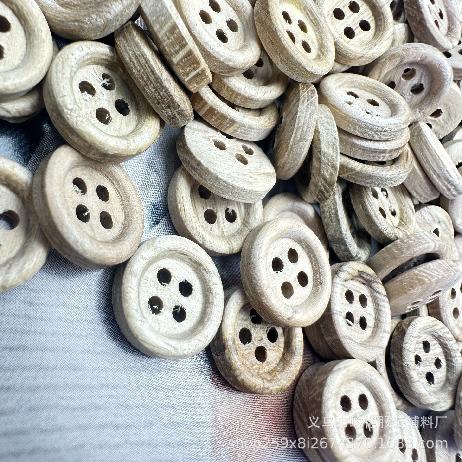 Wholesale of natural coconut laser buttons, plum blossom four-hole buttons, single shoes, boots, decorative knitted sweaters, cardigan buttons pic 16
