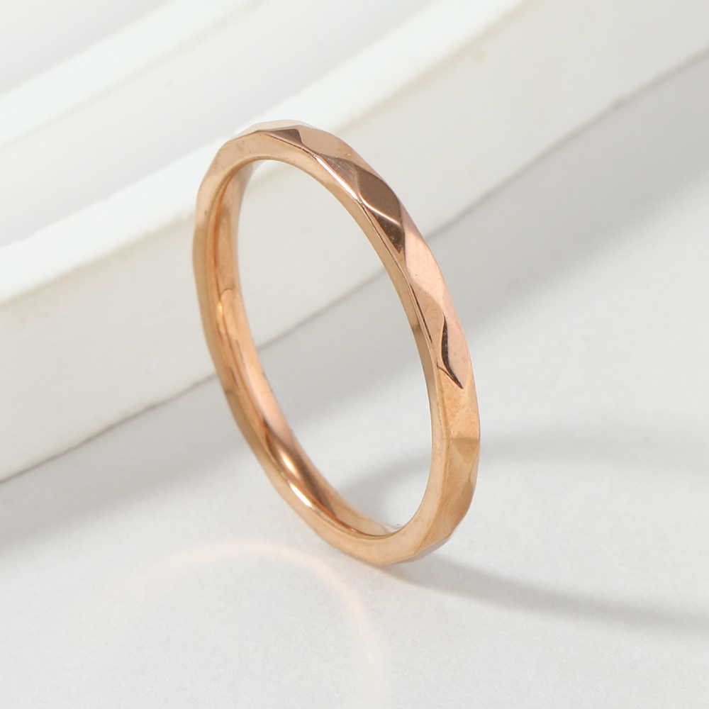 跨境新款钛钢戒指不掉色高级感2mmV形波浪批花菱形戒指冷淡风指环详情5