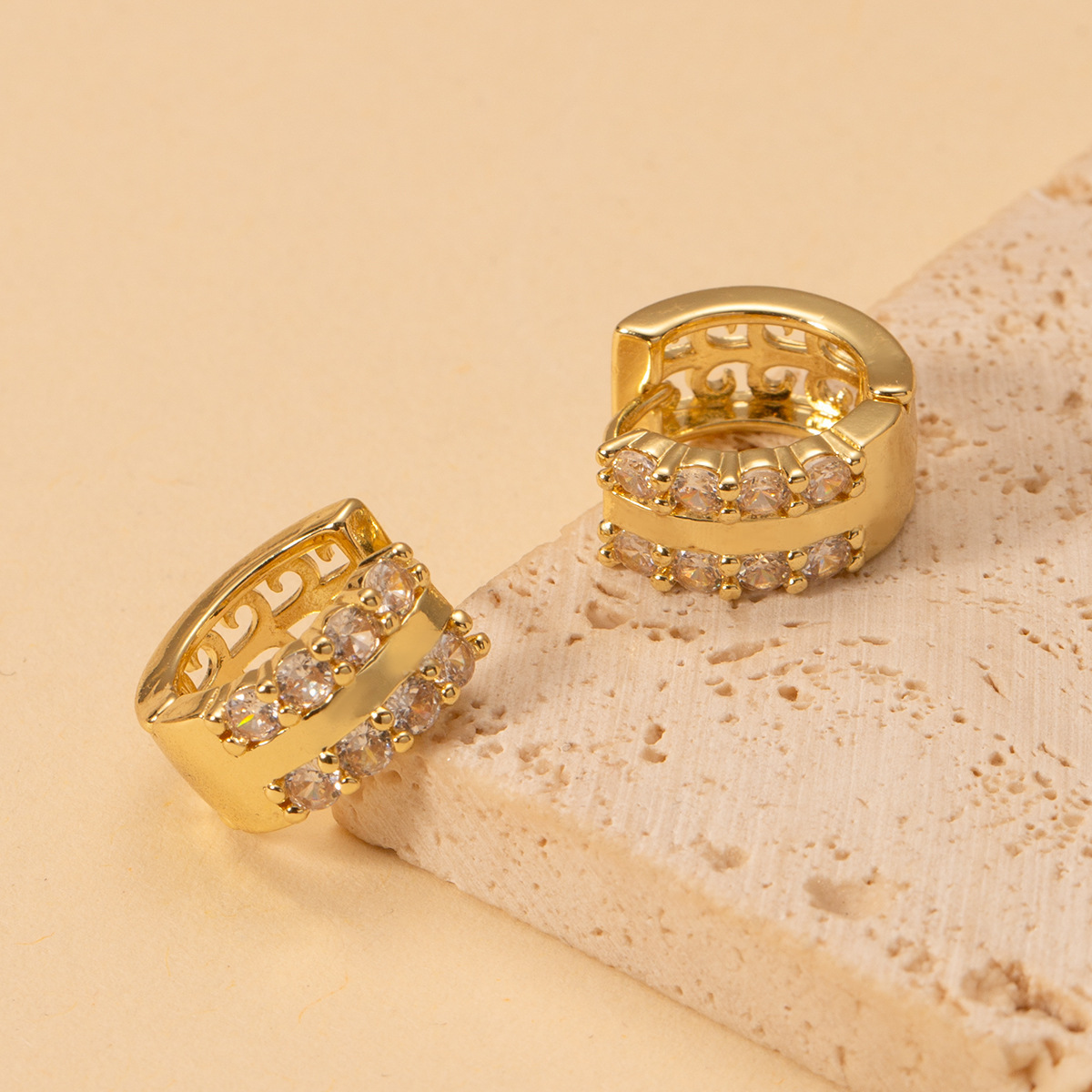 KIMOJ新款耳饰你好你好你好跨境欧美锆石耳扣高级感轻奢圆形宽面圆形百搭镂空几何耳饰耳环详情1