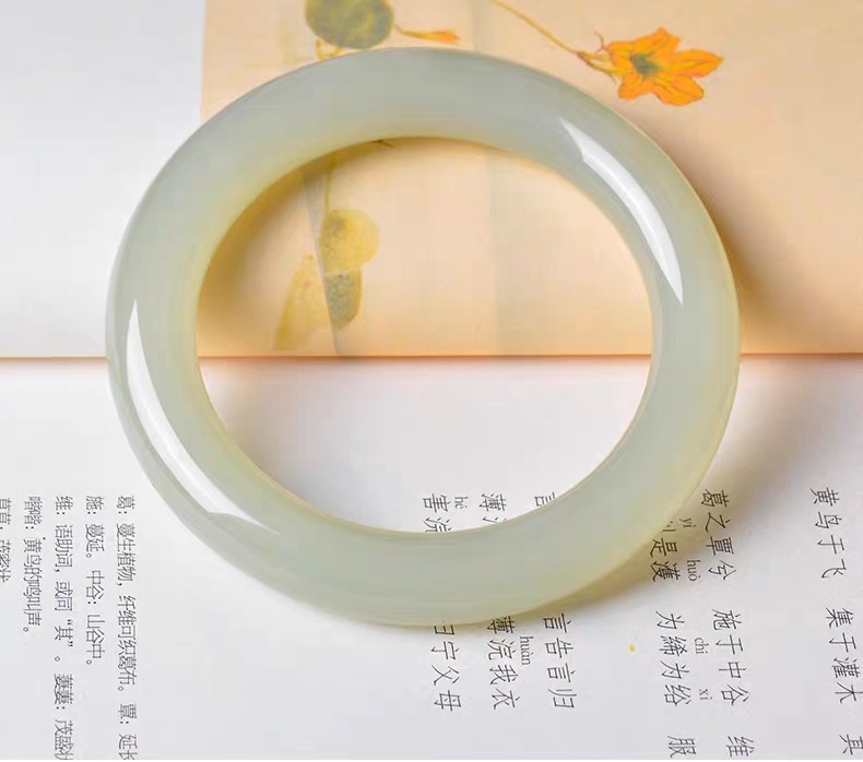 外蒙料青白玉 胖圆条 晴水女士手镯和田青玉女款仙女圆条新款玉镯详情5