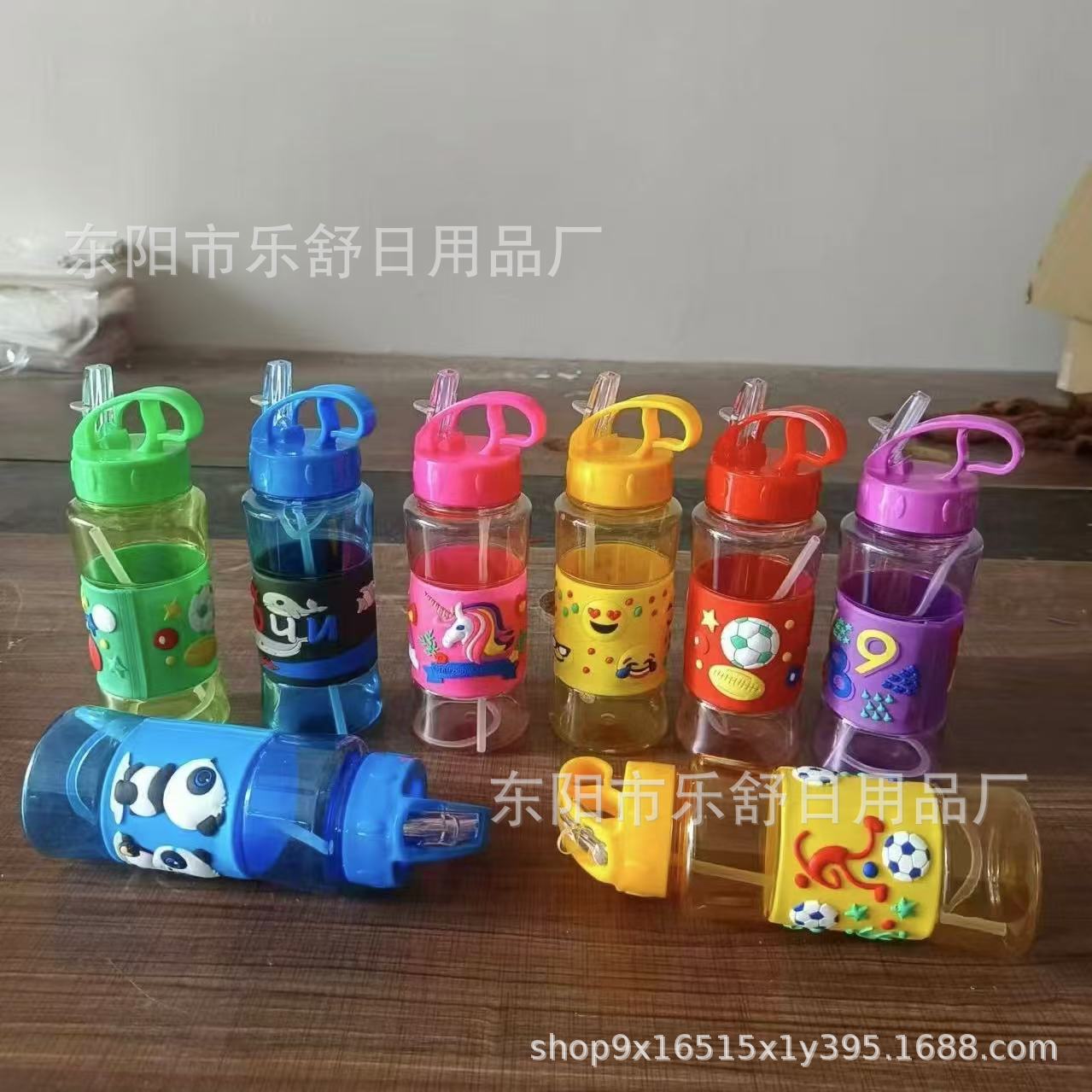 厂家直供新款夏季卡通图案可爱水杯学生儿童便携大容量软胶吸管杯详情5