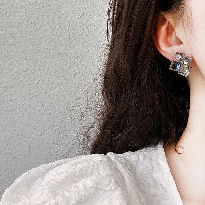 Sweet and cool style three-dimensional cube sugar irion-dollar ear studs, high-end design for women, niche fashion, gentle temperament, wholesale of earrings pic 6