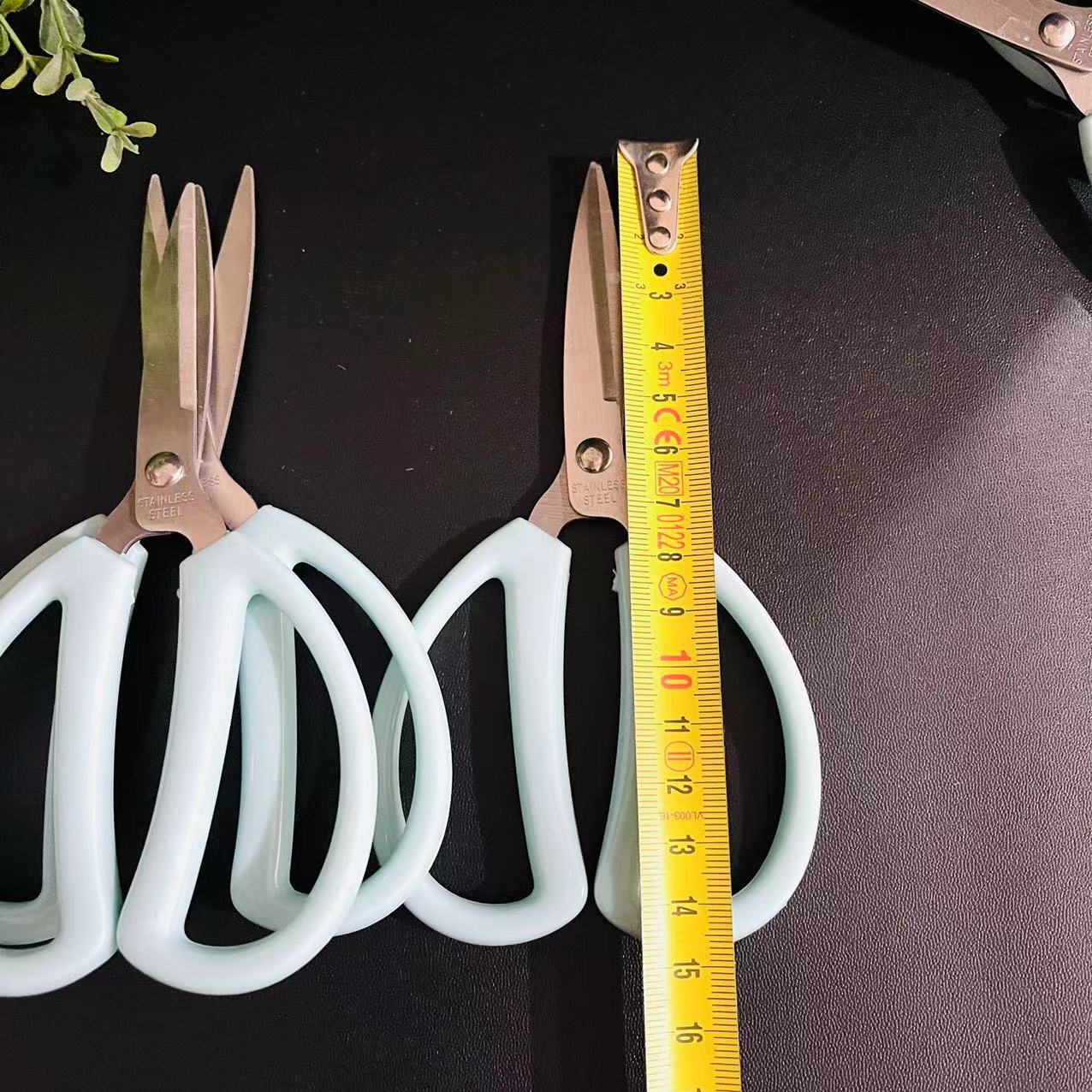 【 Zone 2-8 】 Small blue Scissors 900 yuan per piece. Small blue scissors, plastic scissors, paper-cutting, office cutting, sewing, hand scissors, business opening scissors, daily household scissors, 2 yuan per batch pic 4