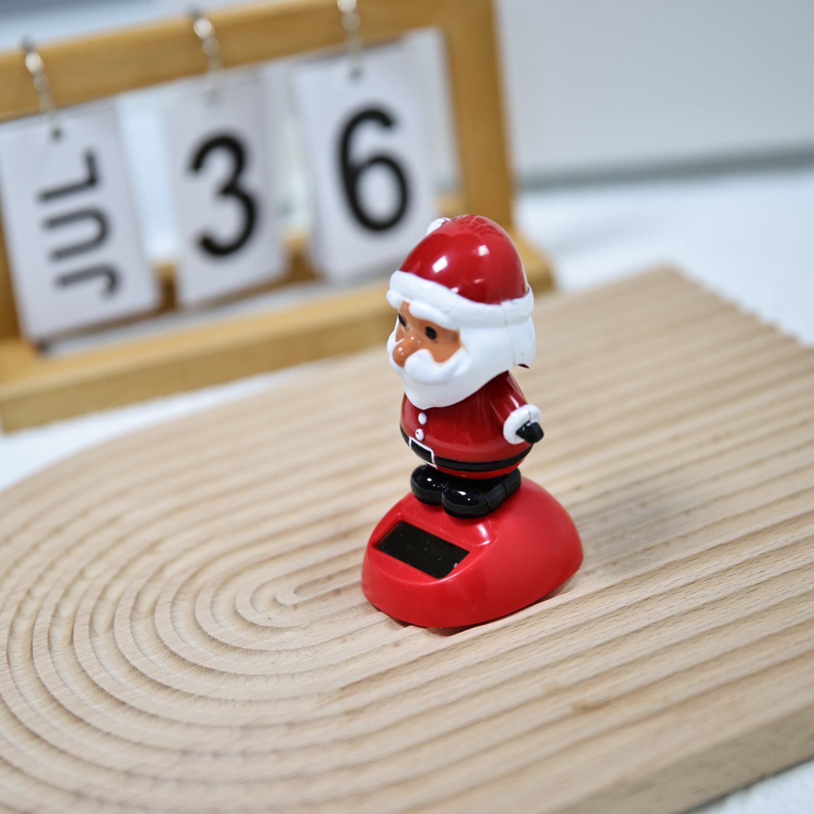 Cross-border best-selling solar-powered car ornaments, rocker, Christmas gifts, and white-bearded Santa Claus accessories pic 12