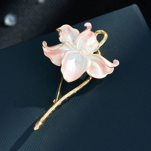 Exquisite pink magnolia flower brooch for women, fashionable and elegant enamel craftsmanship, high-end freshwater pearl brooch, traditional Chinese style brooch pic 1