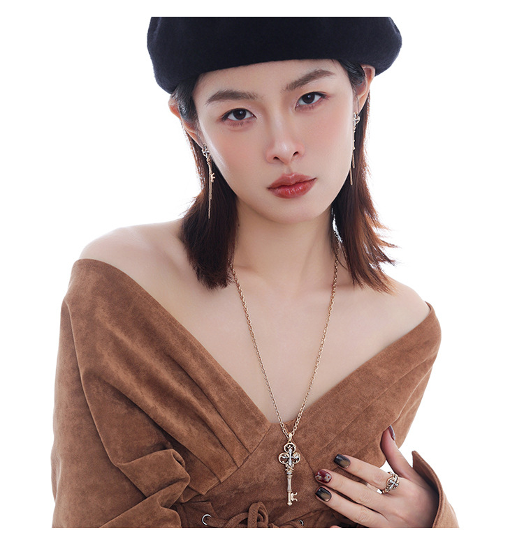 The gilded lock core key series earrings are original designs for women. They are niche, exquisite, fashionable, versatile and high-end earrings pic 10