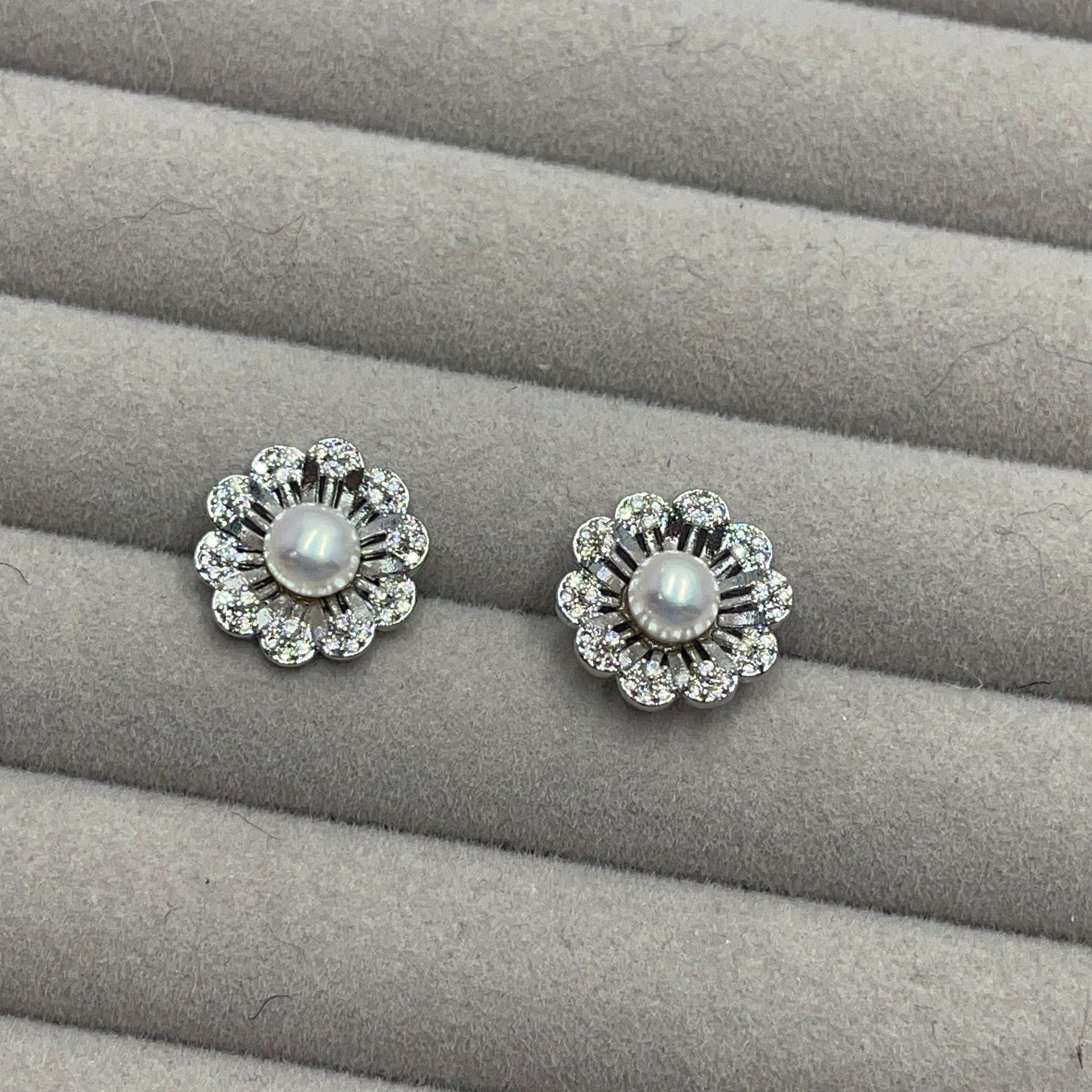 The small flower-shaped freshwater pearl earrings exude a high-end feminine charm. The high-end zircon stud earrings are versatile, personalized and trendy accessories pic 3