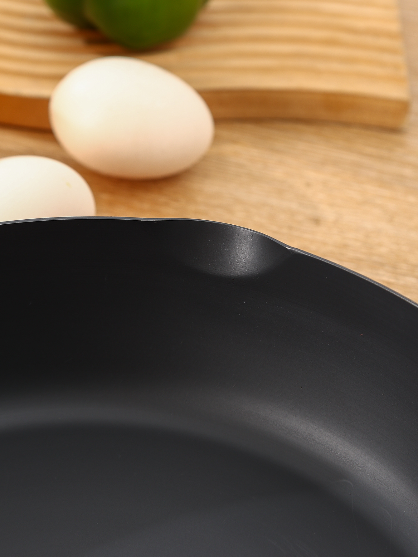 精铁单底煎炒锅无涂层不粘锅不易生锈无烟锅批发日用百货锅具平底锅详情3