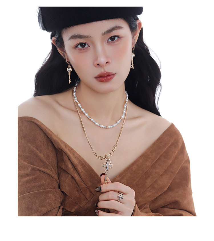 The gilded lock core key series earrings are original designs for women. They are niche, exquisite, fashionable, versatile and high-end earrings pic 11