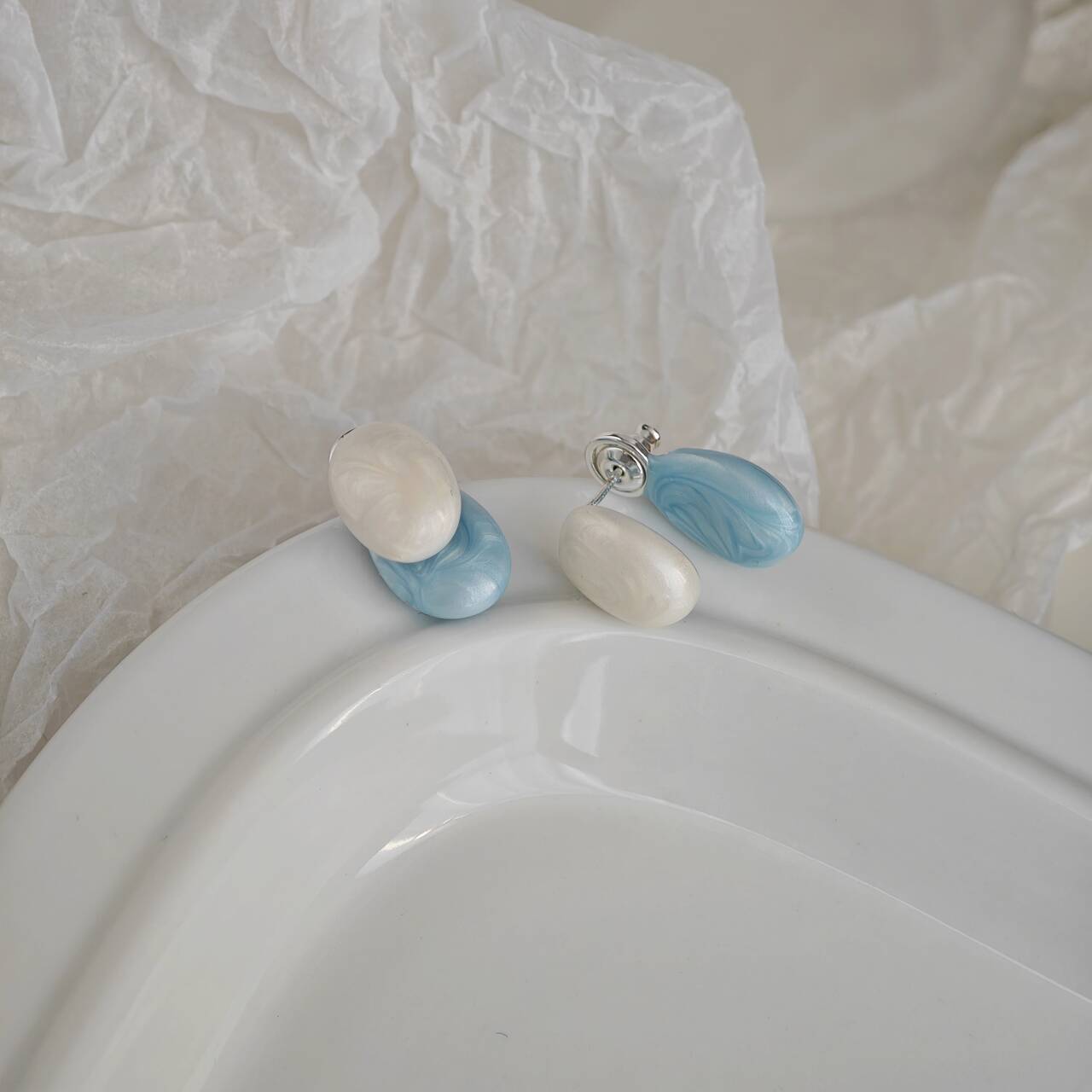 Niche ins minimalist colored drip glaze dopamine earrings, gentle and creamy C-shaped blue large circle ear rings for round faces pic 84