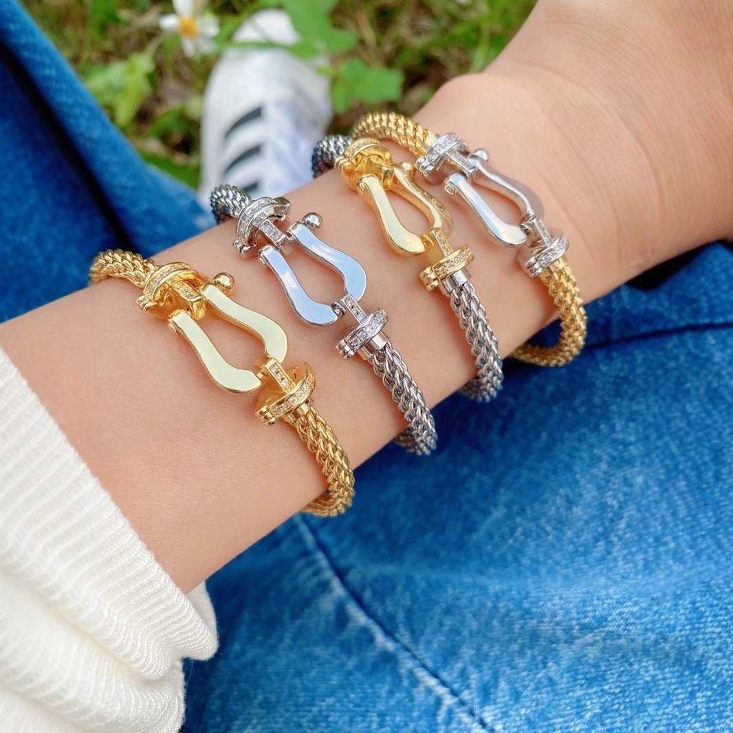 This 18K gold couple bracelet features a versatile horseshoe buckle and diamond inlay, exuding a sense of high-end European and American fashion pic 1