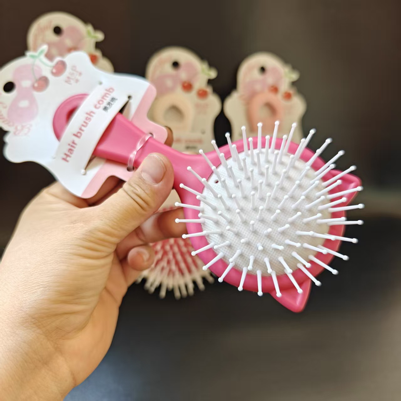 【2-14区】310樱桃气垫梳 4/包 480/箱	310樱桃气垫梳彩色可爱镜梳学生成人梳子家用气垫梳可挂2元批发详情2