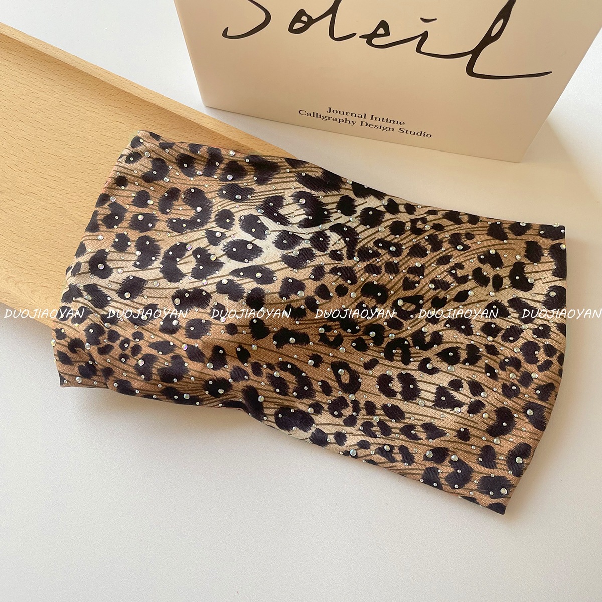 The new leopard print hot diamond hair band is a fashionable and hot girl. The wide-edge knotted elastic hair band is a sports sweat-absorbing headscarf for women pic 14