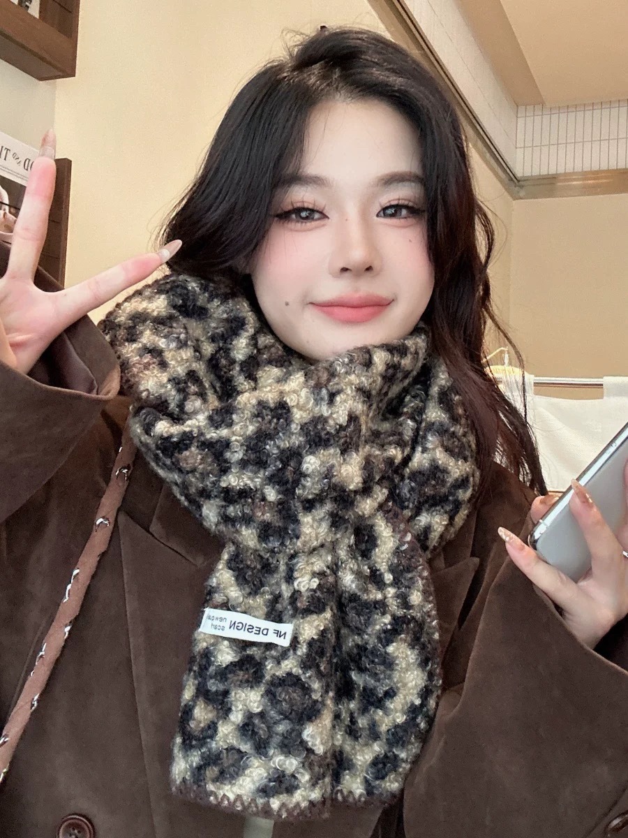 2025 Retro Hot Girl Leopard Print Scarf, thick and warm autumn and winter shawl, versatile and fashionable scarf clothing accessory pic 1