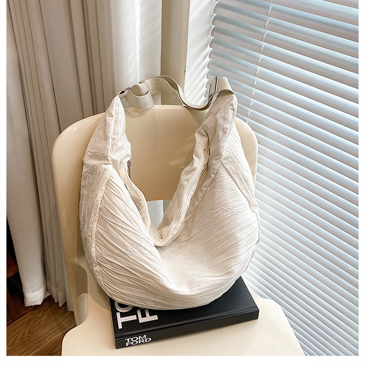 新品褶皱半月包简约时尚斜挎包大容量潮搭单肩包慵懒风都市休闲包详情45