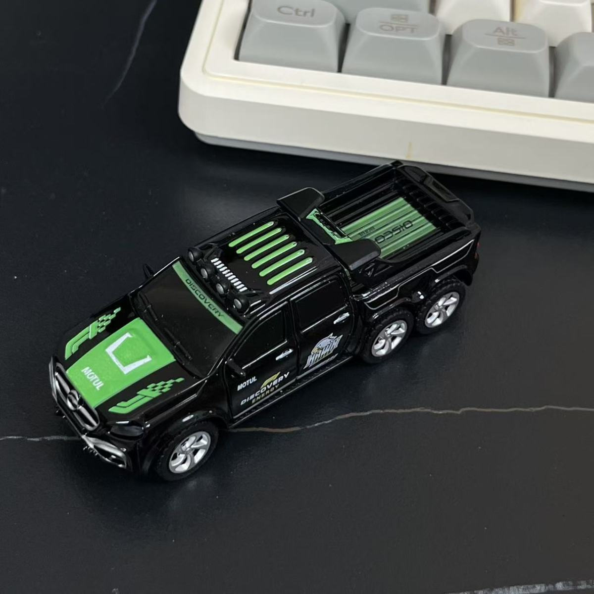 新款迷你合金遥控车玩具2.4G灯光可调速仿真模型小比例1:64合金车详情6