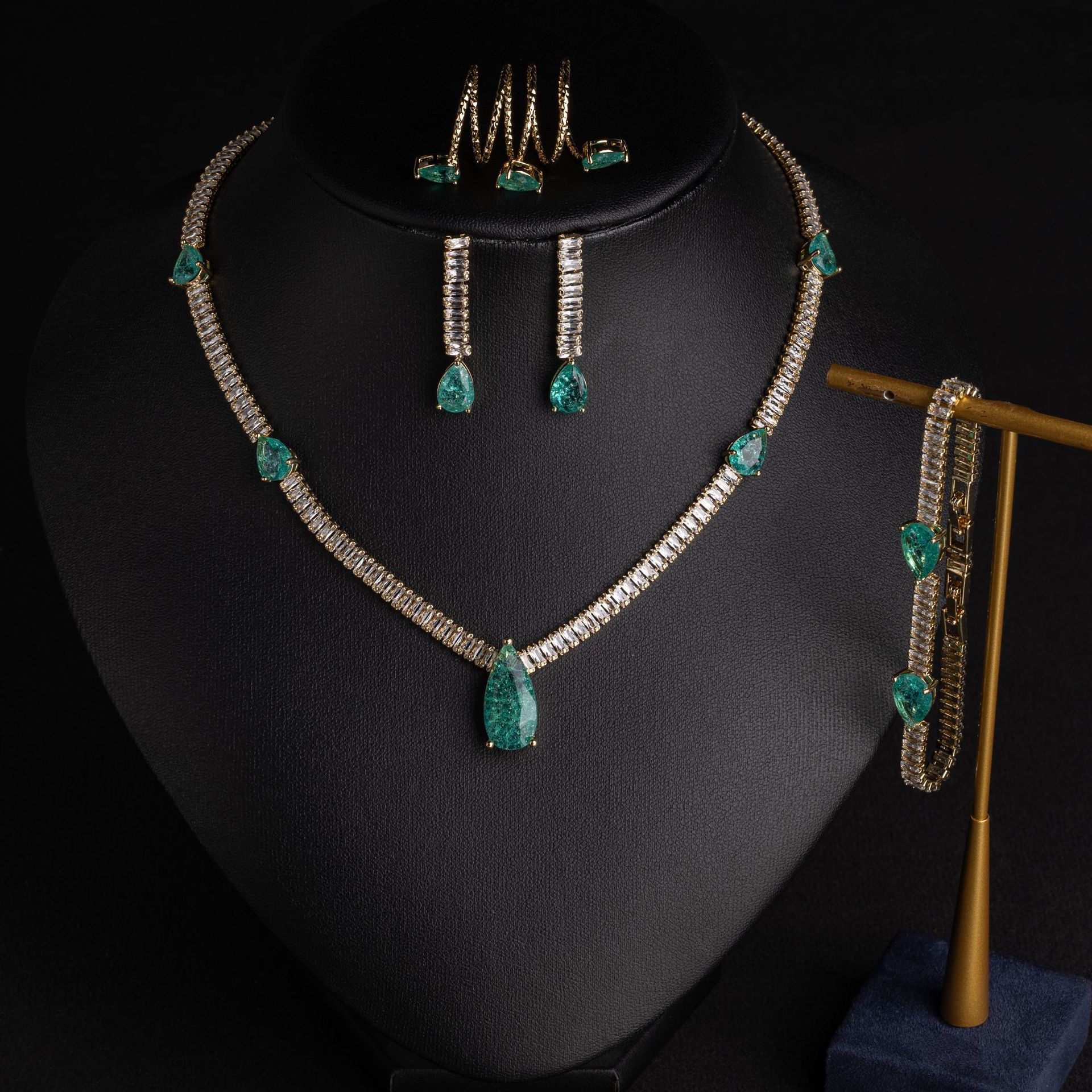 French court wind restoring ancient ways of green water droplets claw zirconium necklace female personality cold wind fashionable joker collarbone chain LYTJ30214 LYSL30214 / LYJZ9056 wholesale pic 4