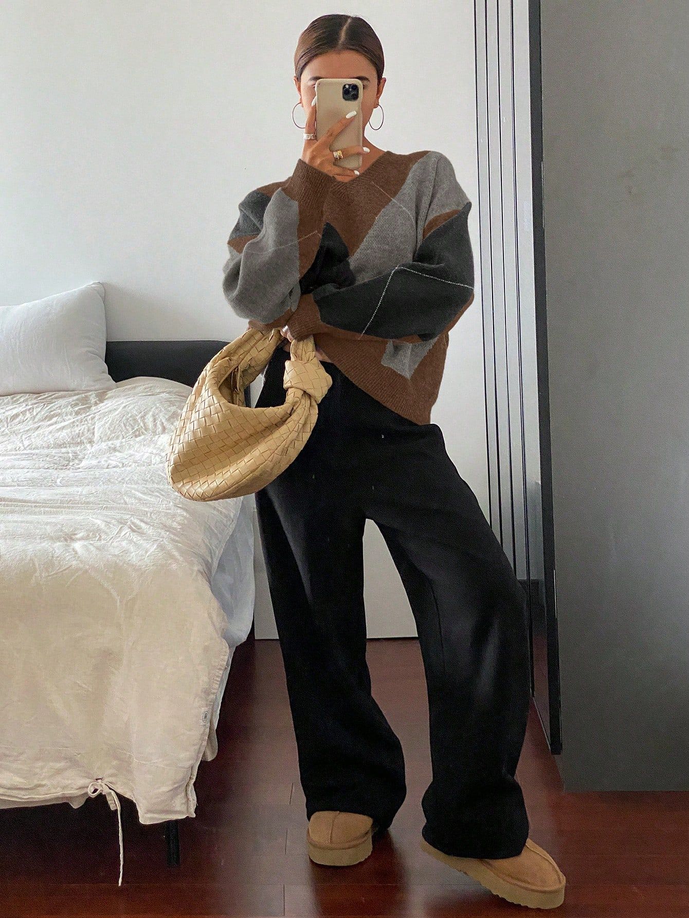 A retro color-blocking diamond-shaped V-neck sweater for women, a laid-back Korean-style knitted sweater, a casual and fashionable base layer for a trendy top pic 15