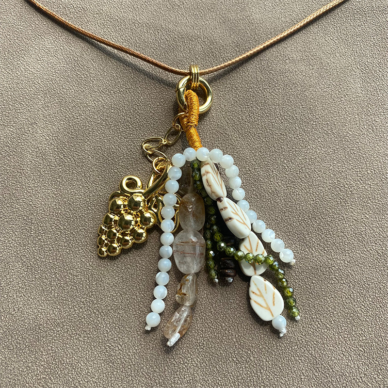 法式度假风多材质小众设计椰风葡萄长项链女多佩戴高级感流苏吊坠详情3