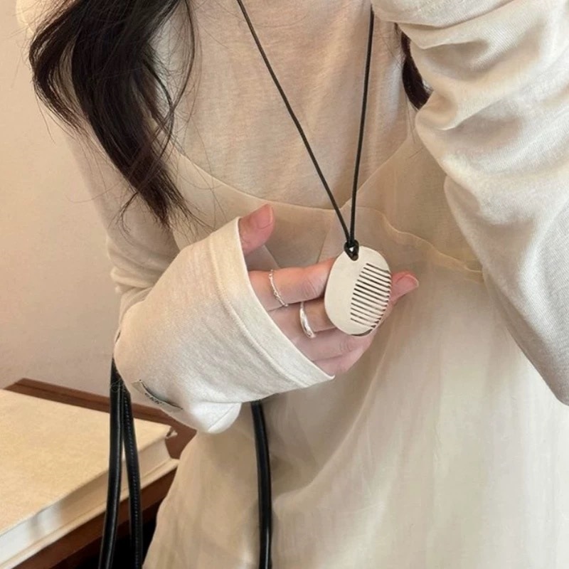 向日葵欧尼同款银色梳子吊坠项链小众设计迷你圆形秋冬长款毛衣链详情2