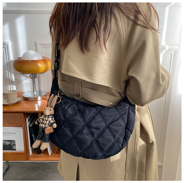 The new, trendy and fashionable single-shoulder crossbody bag with diamond-patterned embroidery thread for women in 2021, the popular dumpling bag pic 68