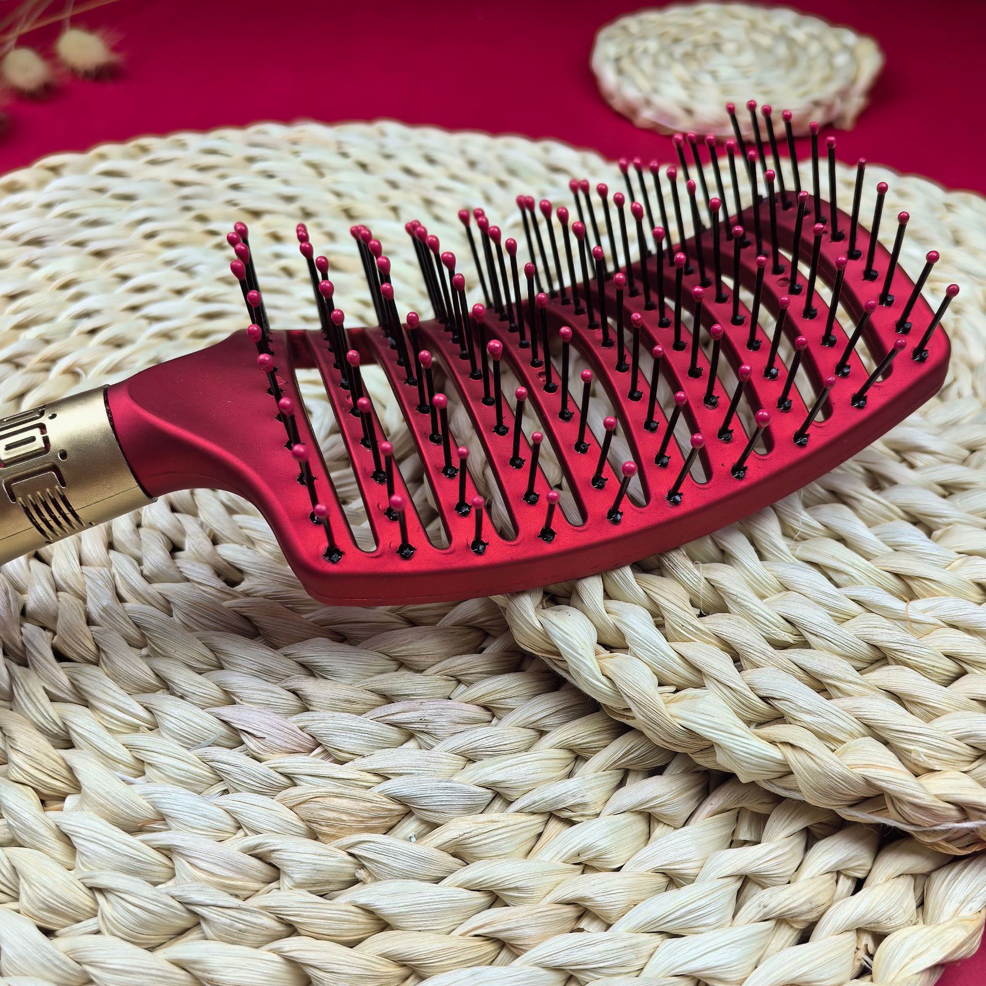 厂家批发女士气垫按摩梳方头气囊美发造型梳婚庆卷发梳红色高颅顶大弯梳详情6