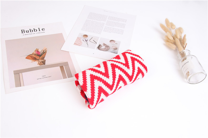 Factory direct sales of pet clothes, autumn and winter teddy pet warm sweaters, British fashionable and cool cat and dog clothing pic 4