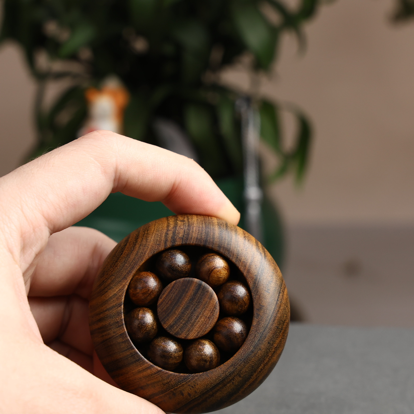 Factory direct sales of sandalwood wooden handball spinning handball pieces for hand exercise and stress relief pic 6