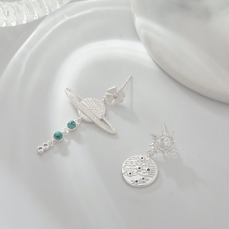 The classic Saturn pendant stud earrings from Bai Ling Accessories are versatile and personalized for women. They are the same as the light luxury full-diamond earrings worn by celebrities pic 11