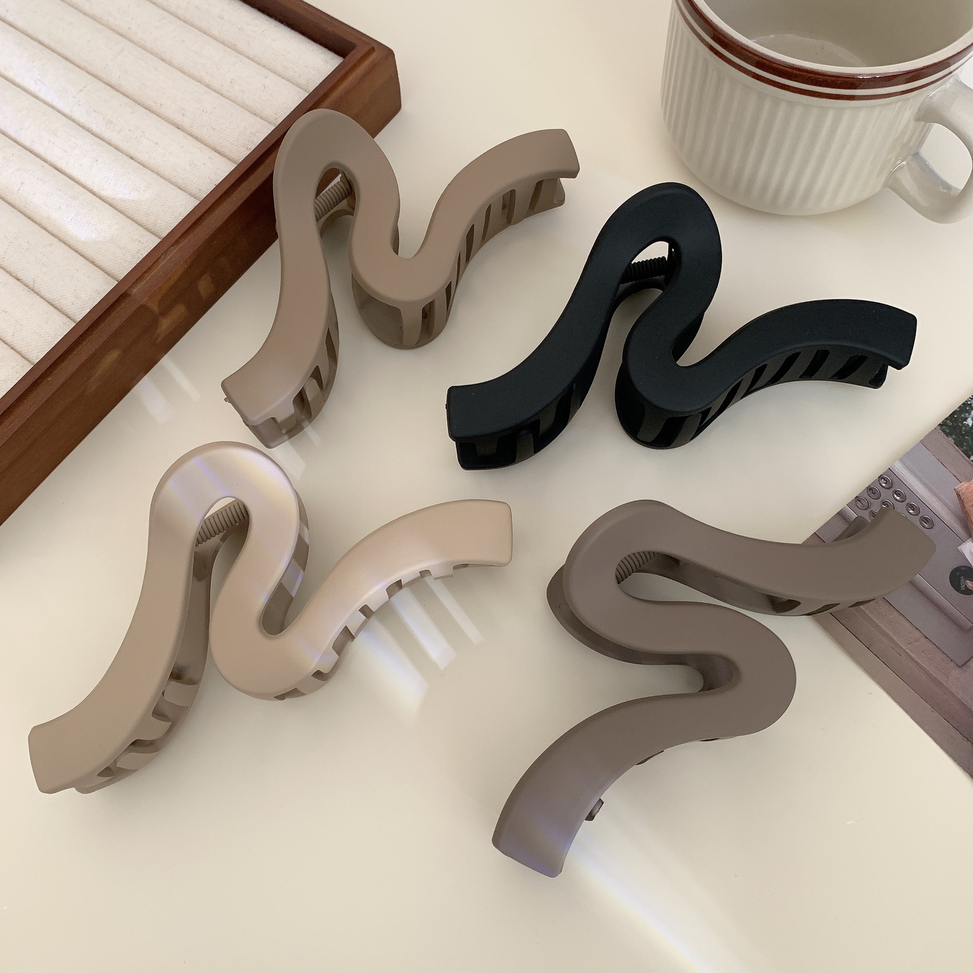 全新韩版简约几何设计塑料发夹子 鲨鱼夹子盘发抓夹 复古头饰新款发抓夹子时尚发夹详情12