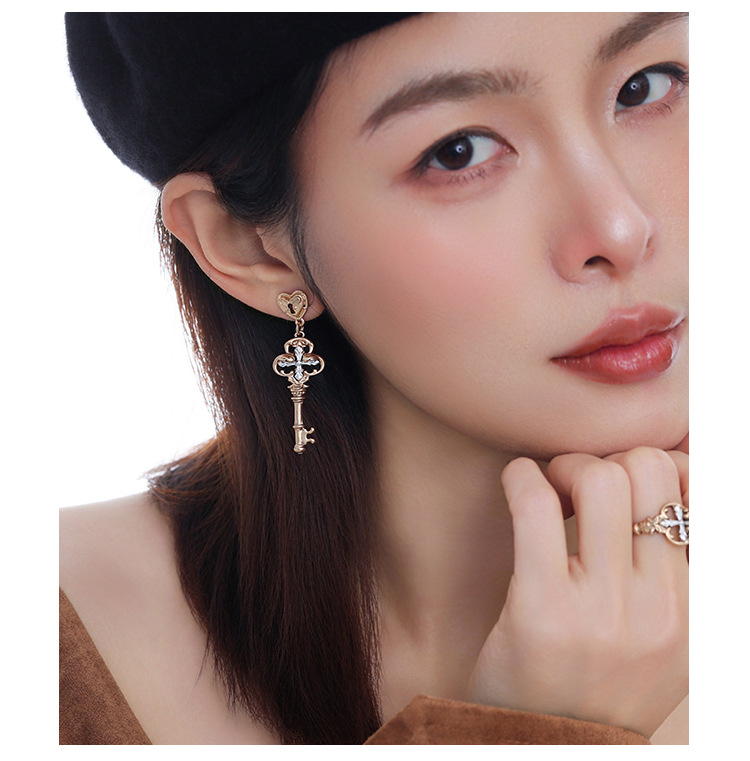 The gilded lock core key series earrings are original designs for women. They are niche, exquisite, fashionable, versatile and high-end earrings pic 7