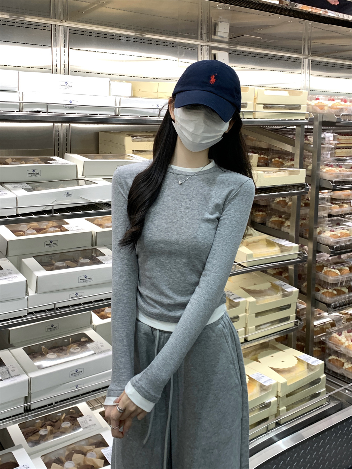 A trendy and unique round-neck color-blocking fake two slimming cotton long-sleeved T-shirts for women, a new grey top from Spring and autumn pic 9