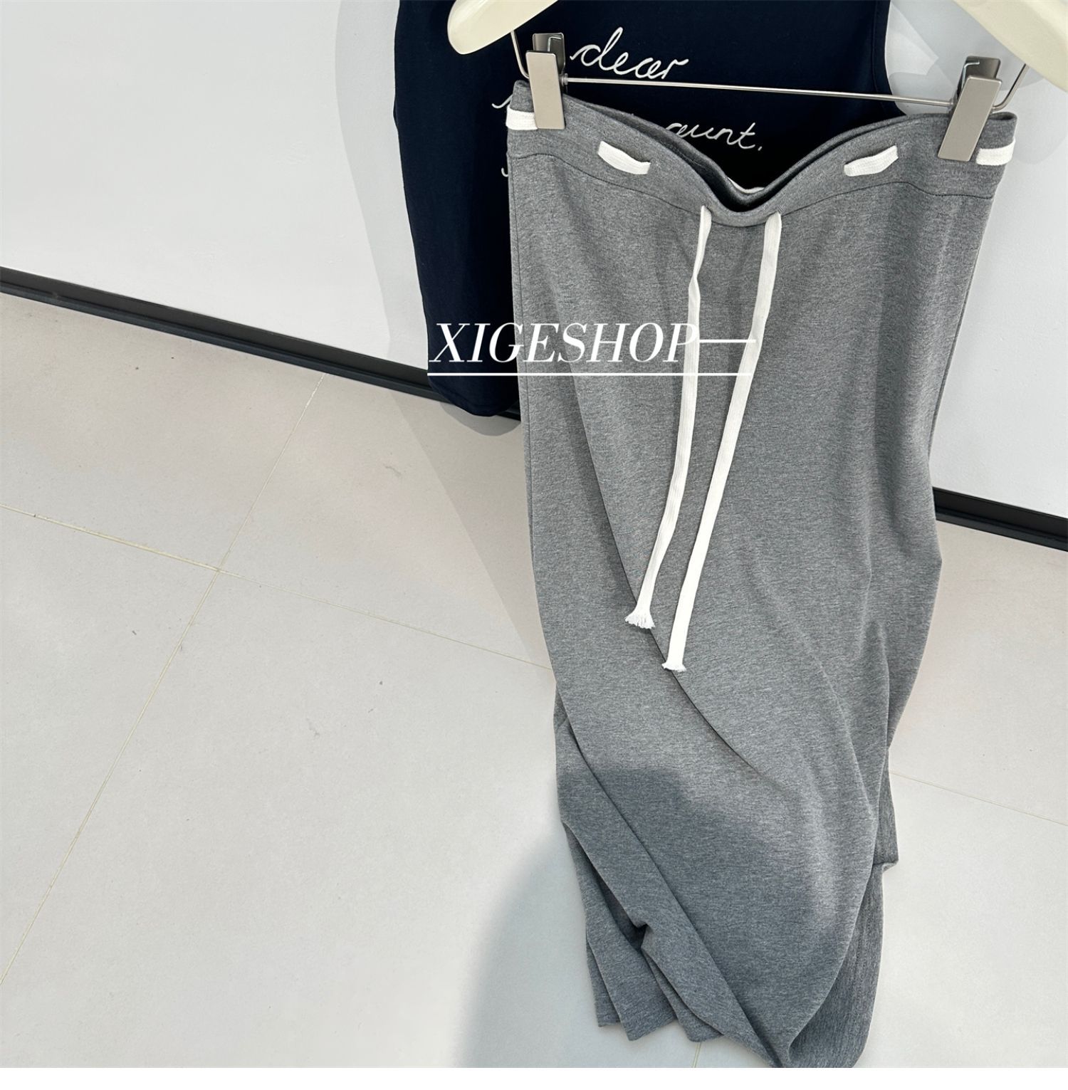 The contrasting color waist drawstring skirt is A high-waisted, slimming dress with a split mid-length, casual and versatile A-line skirt for women in summer pic 17