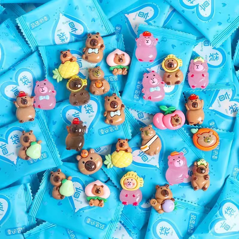 新品儿童盲袋玩具卡皮巴拉可爱发光夜光卡通饰品小配件玩偶详情5