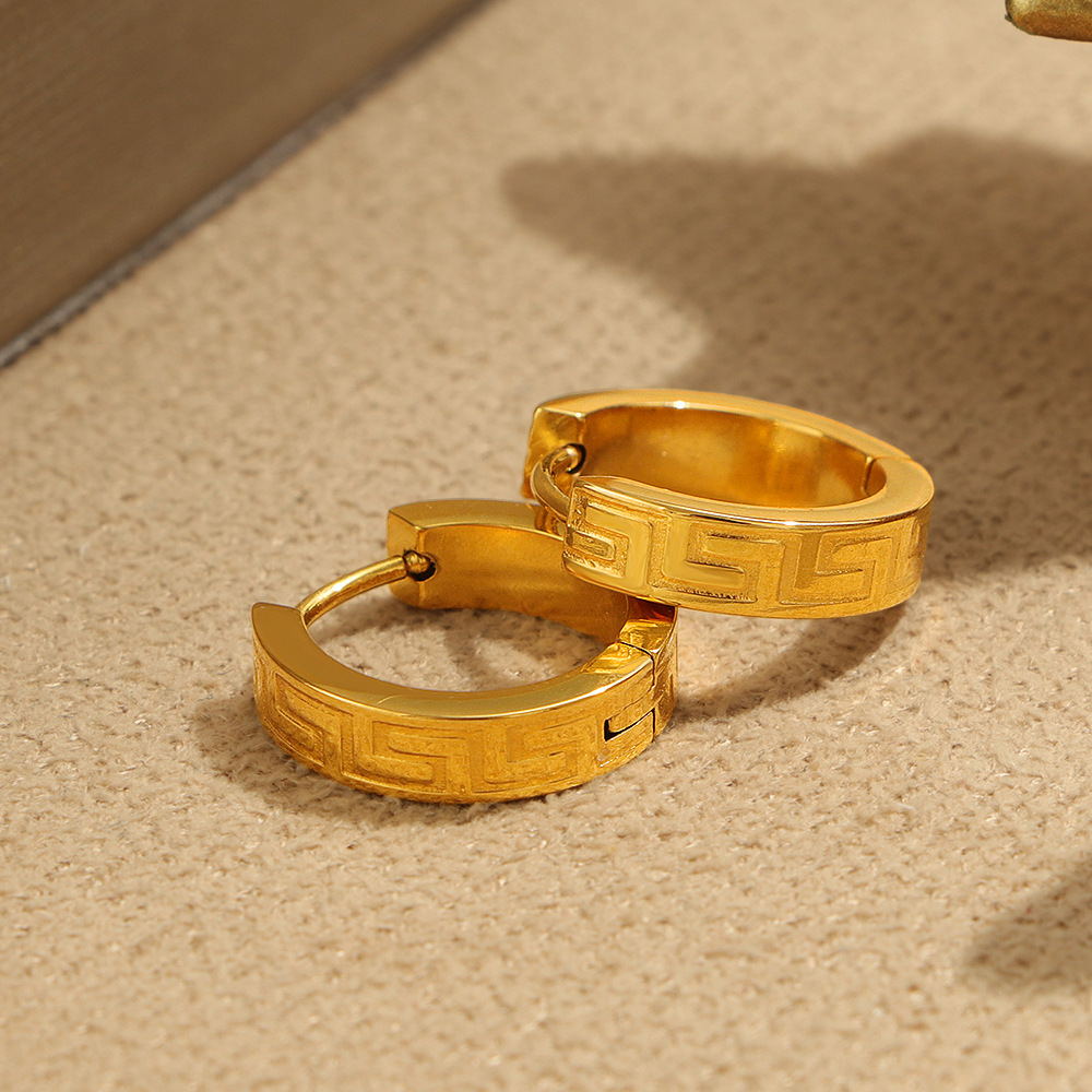 The 2025 new Great Wall pattern ear buckles are made of stainless steel with three-dimensional Roman patterns and geometric designs. They are simple, fashionable and cold, exuding a sense of sophistication pic 1