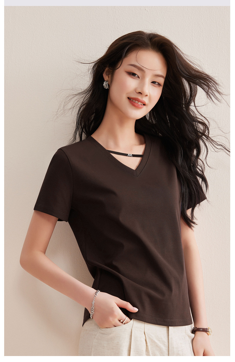 Black V-neck short-sleeved T-shirt for women, a new summer style that is slimming and form-fitting, with a cinched waist and straight shoulders. It is a cropped top pic 3