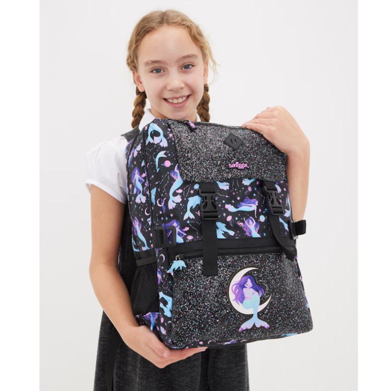 ويستطيع الأطفال الذين يحملون حقائب مدرسية من طراز Smiggle الكبيرة في أستراليا الحصول على حقائب ترفيهية مزدوجة في الهواء الطلق pic 4