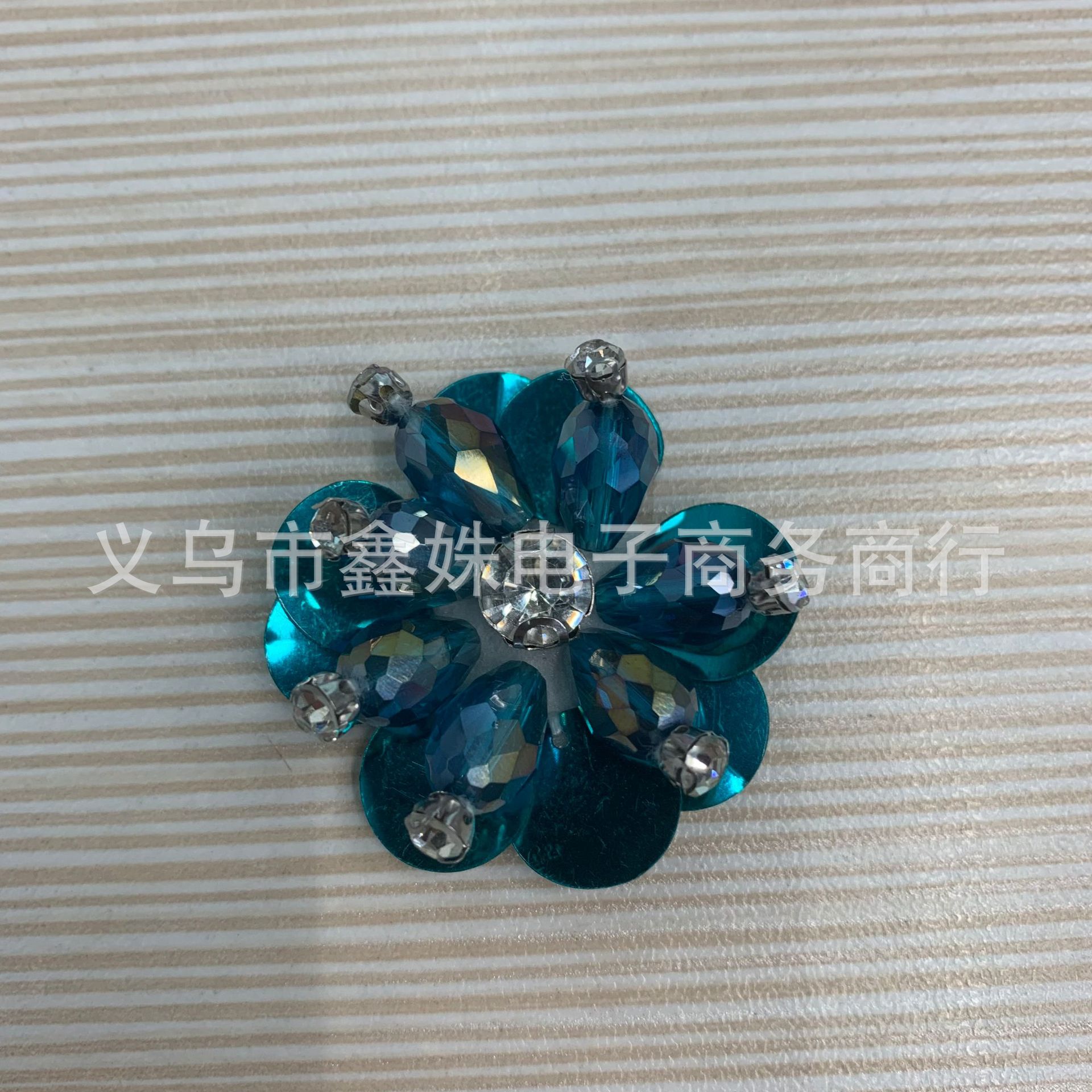 Камелия из гирлянды, гвозди с бусами, аксессуары DIY pic 16