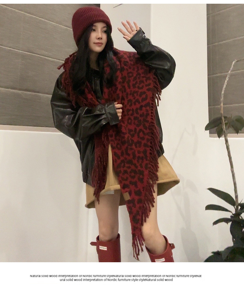 A new autumn and winter collection of leopard-print fringed scarves for women, featuring a high-end woolen triangular shawl and a retro and fashionable shawl. Wholesale from street stalls pic 17