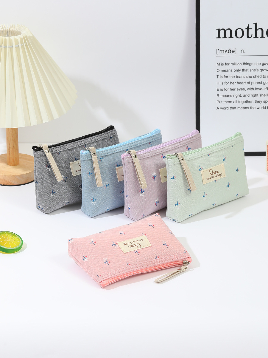 跨境印花帆布化妆包女防水便携ins风字母学生笔袋旅行收纳洗漱包详情6