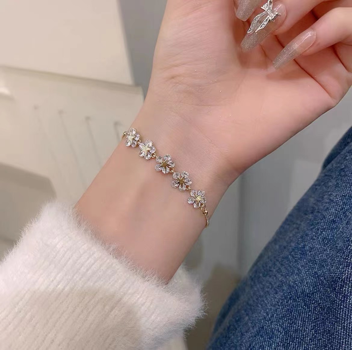 Korean petal high-end bracelet, female Internet celebrity bracelet, student best friend, Korean version simple Instagram niche design, personality pic 4