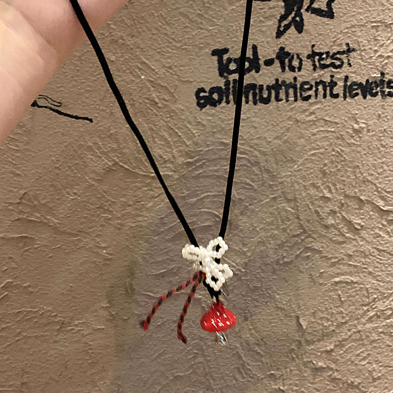 秋冬ins风鲜艳红蘑菇珍珠彩绳项链设计高级感可爱俏皮毛衣卫衣链详情29