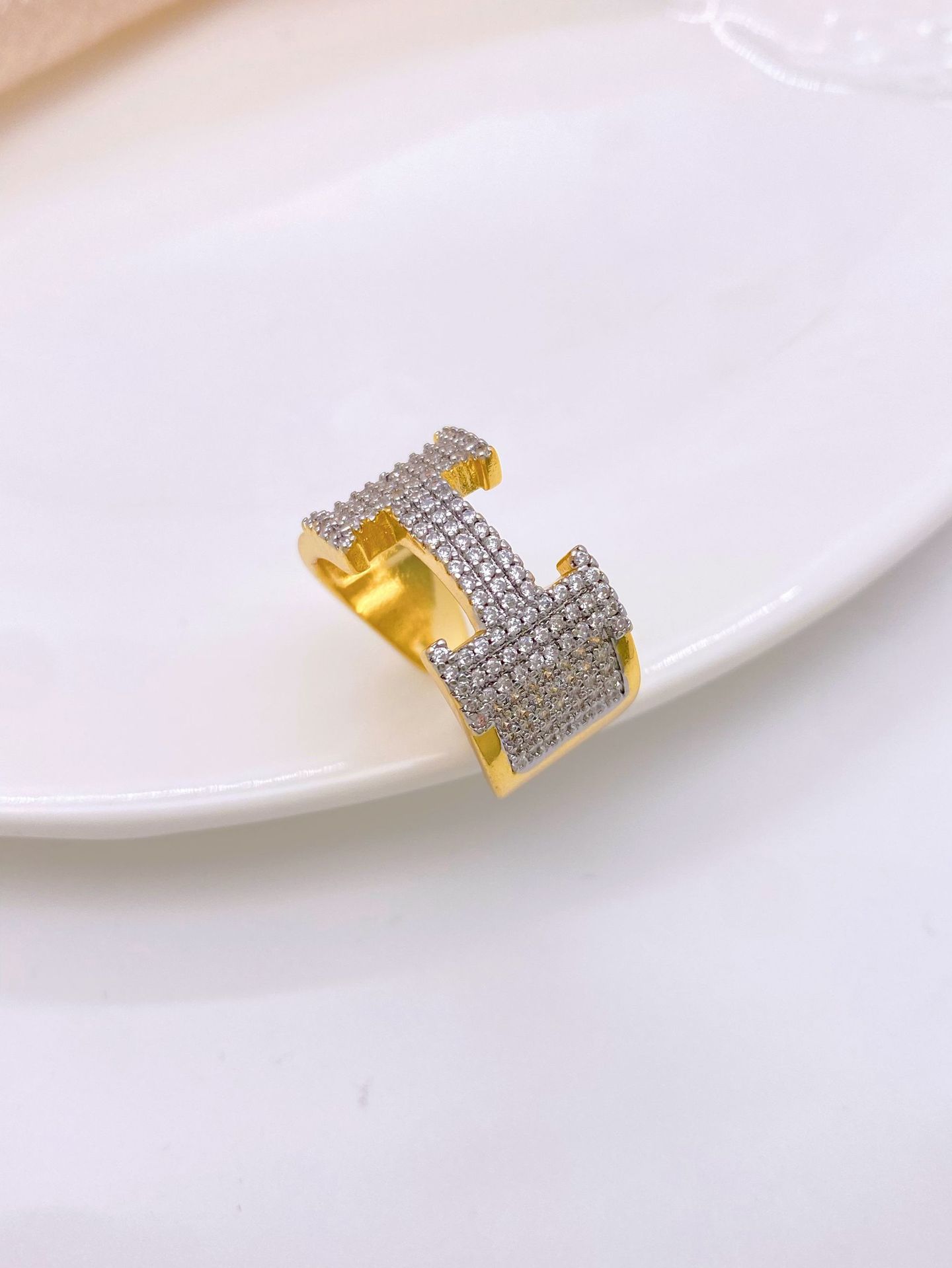 A full-diamond H ring set with light luxury sparkling diamonds and high-carbon diamonds, a classic and versatile light luxury ring style pic 4