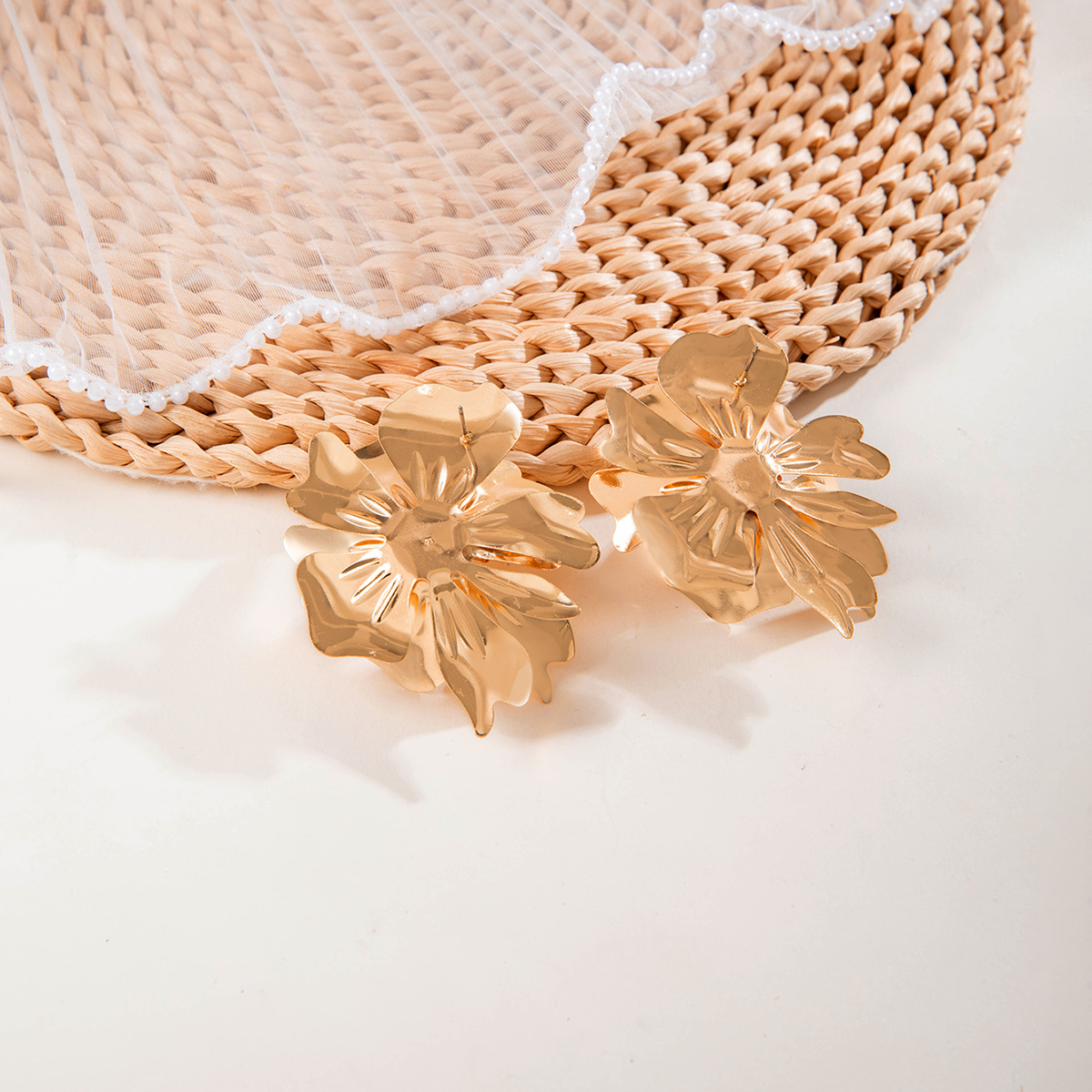 欧美跨境个性金色树叶扇子肌理耳环创意夸张复古花朵重金属风耳钉详情6