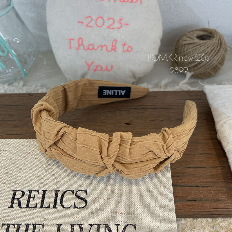The new Korean-style checkered headband exudes a sense of sophistication for girls. The letter headband is versatile for autumn and winter. The high top hairpin creates an atmosphere for girls pic 5