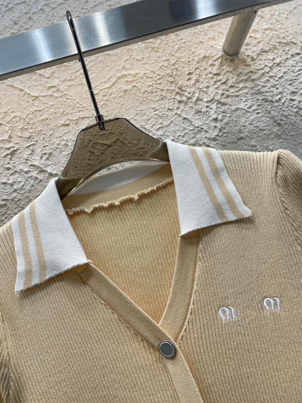 高品质2025年春夏新款修身显瘦型 翻领小V针织短袖连衣裙详情4