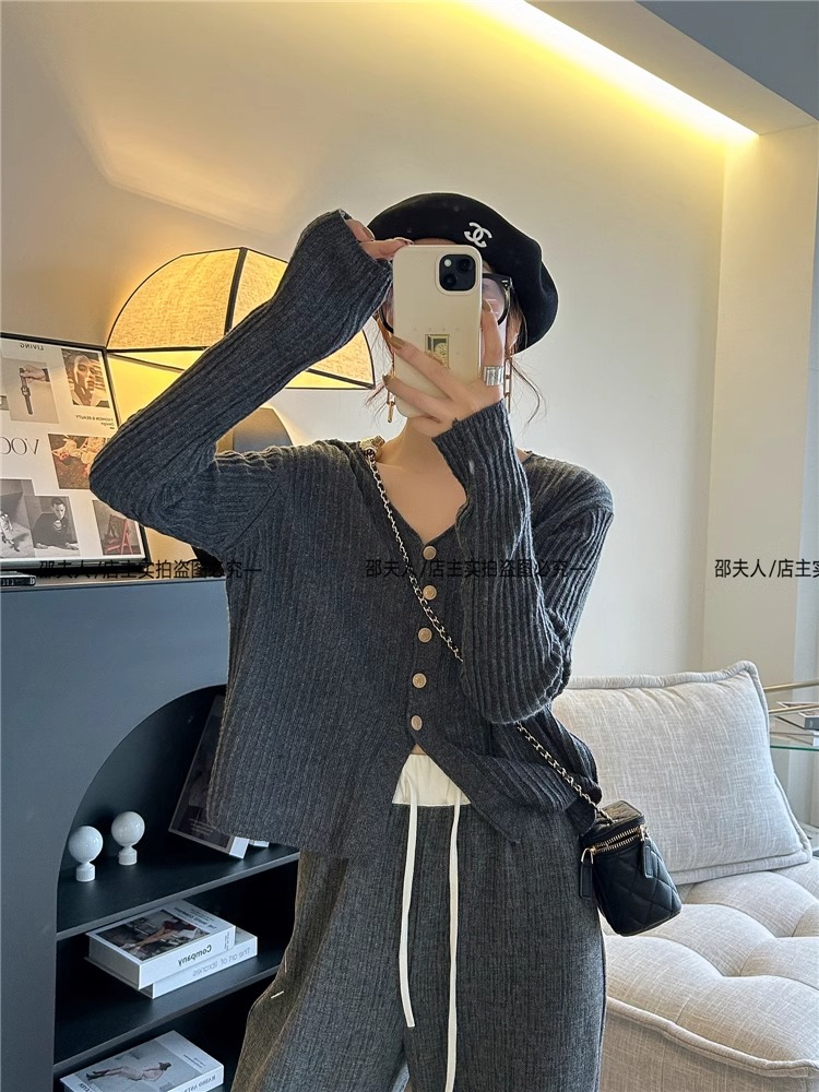 2024年新款女装秋季韩版薄款V领长袖针织开衫 宽松显瘦短款外穿上衣 女装加工精致时尚详情9