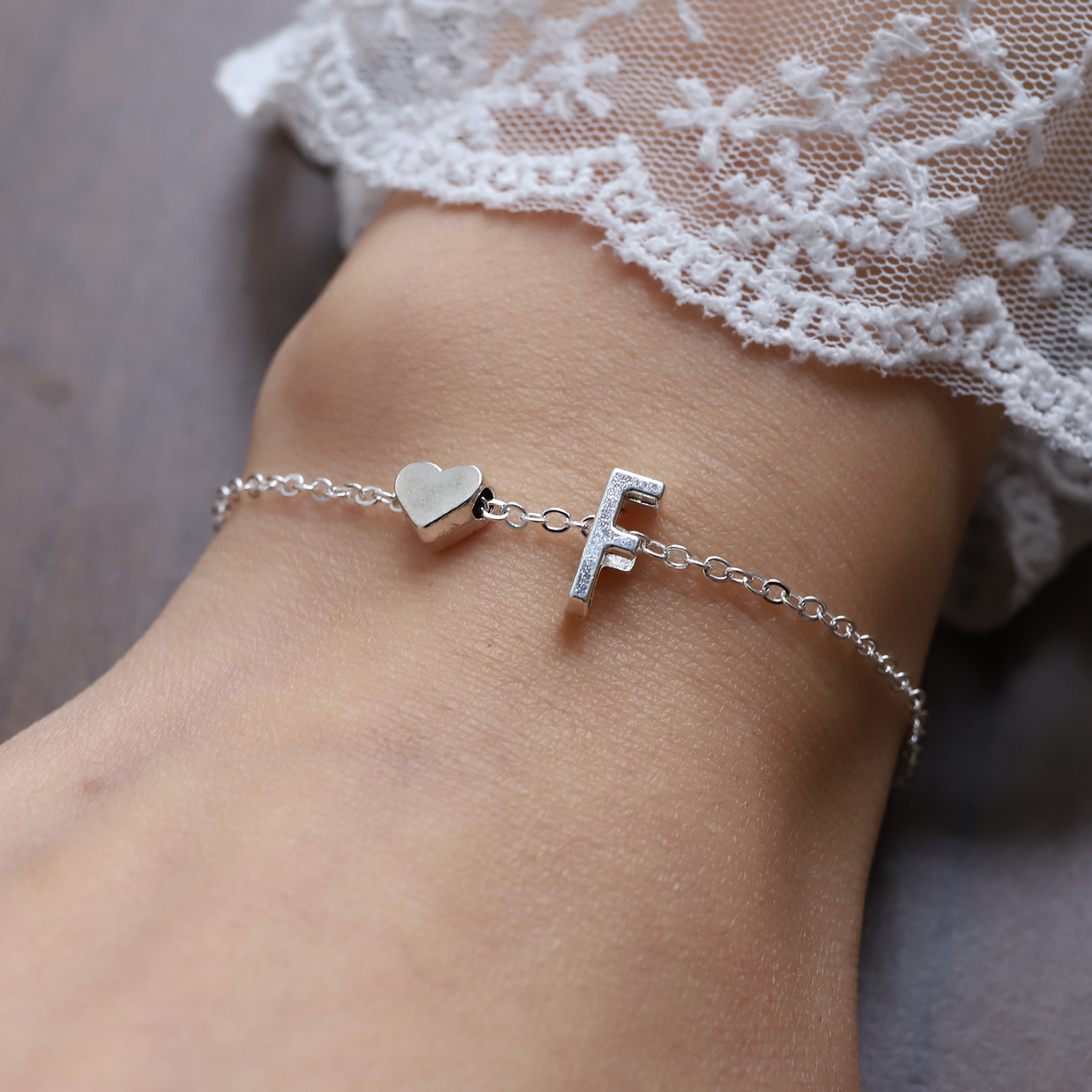 欧美跨境26个英文字母手链女个性气质合金心形字母手环手镯批发详情22