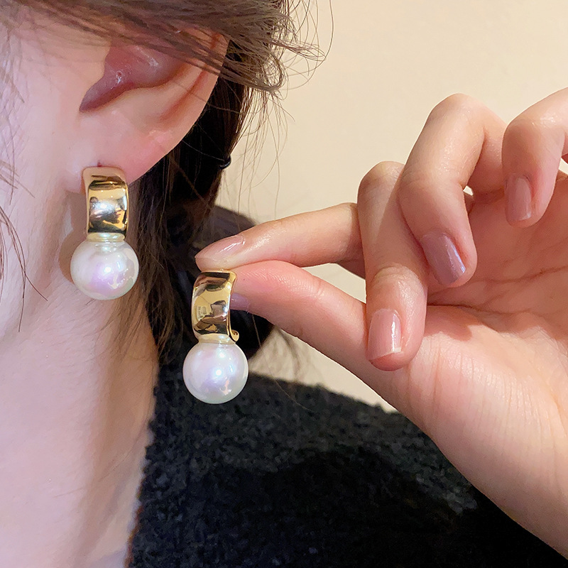 Silver needle retro court style heart-shaped figure pearl earrings, French light luxury stud earrings, female Internet celebrity style earrings wholesale pic 20